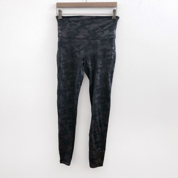 SPANX Faux Leather Shiny Camo Leggings Size Large - Picture 2 of 11